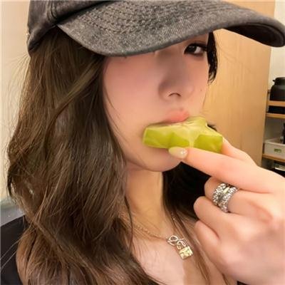 穿条纹衣的男孩